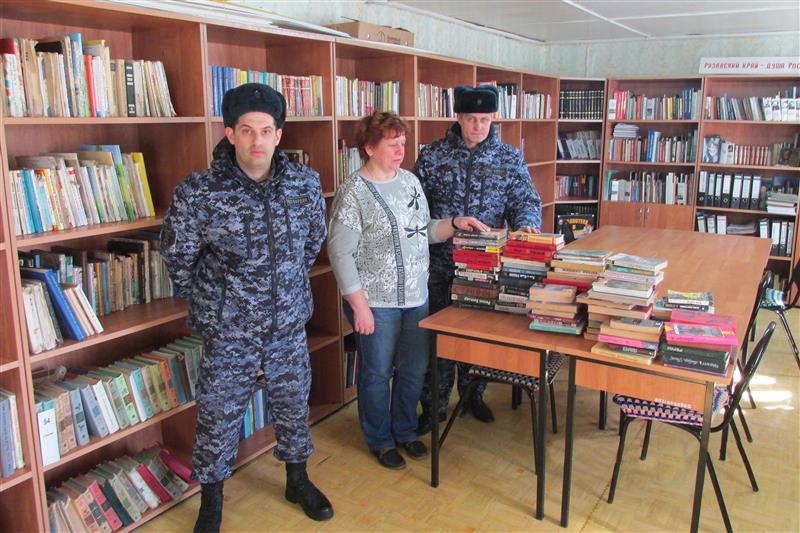 Несколько сотен книг подарили представители Росгвардии библиотекам Рязанской области