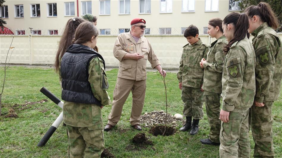 Масштабная акция «Аллея Росгвардии», посвященная 250-летию со дня рождения графа Е.Ф. Комаровского, стартовала в Карачаево-Черкесии (фото)