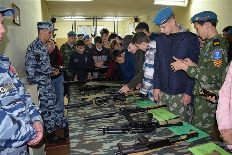 Уфимский ОМОН провел для школьников экскурсию в расположение отряда
