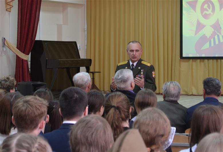 В ходе патриотической акции Росгвардии ульяновские школьники встретились с Героем России