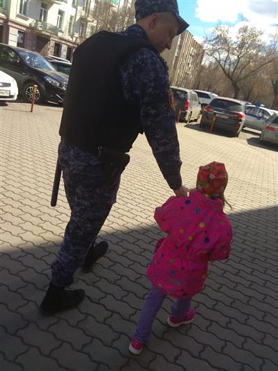 В Красноярске росгвардейцы помогли потерявшемуся ребенку вернуться домой