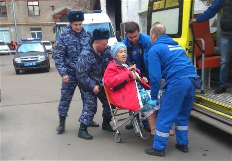 Сотрудники вневедомственной охраны эвакуировали жителей московской многоэтажки во время пожара