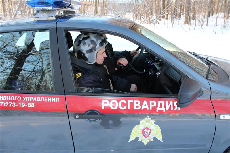 Росгвардейцы задержали мужчину, устроившего стрельбу из травматического пистолета возле кафе в Салавате