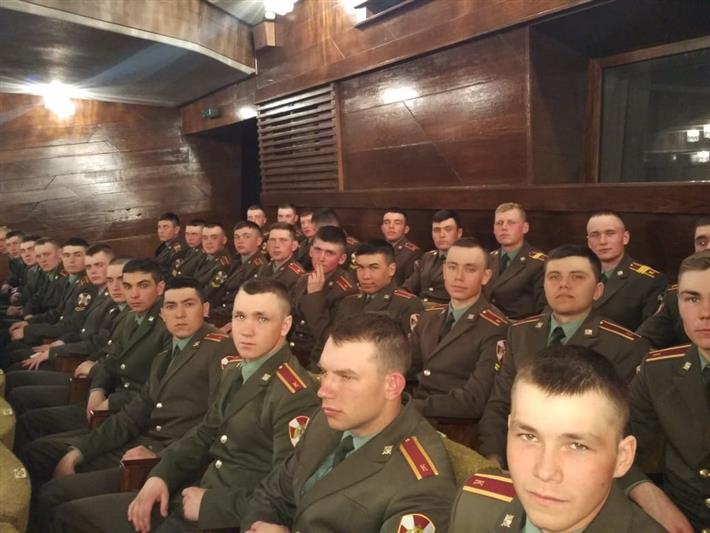 Курсанты Росгвардии посетили спектакль в МХАТ имени М. Горького