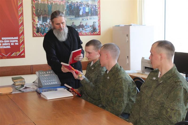Накануне Пасхи шестеро военнослужащих Росгвардии из Нижегородской области приняли святое Крещение из рук правящего архиерея