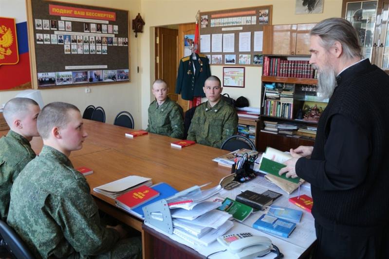 Накануне Пасхи шестеро военнослужащих Росгвардии из Нижегородской области приняли святое Крещение из рук правящего архиерея