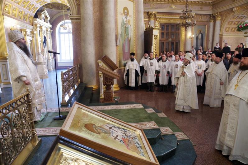 Накануне Пасхи шестеро военнослужащих Росгвардии из Нижегородской области приняли святое Крещение из рук правящего архиерея