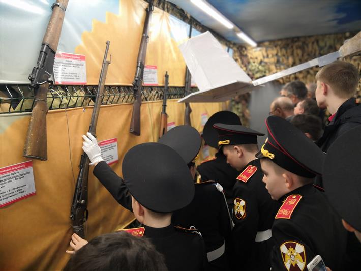 Сотрудники и военнослужащие Росгвардии посетили передвижную выставку «Сирийский перелом» в Ижевске