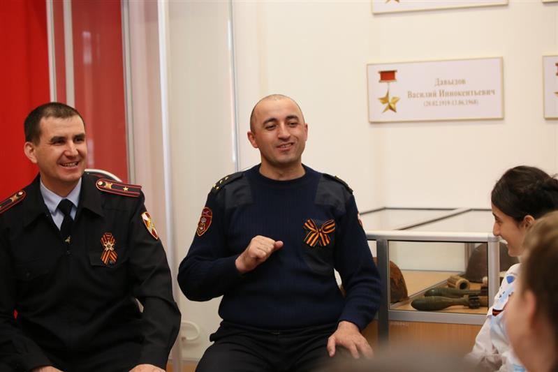 Сотрудники Росгвардии вручили георгиевские ленты подшефным ямальским школьникам 