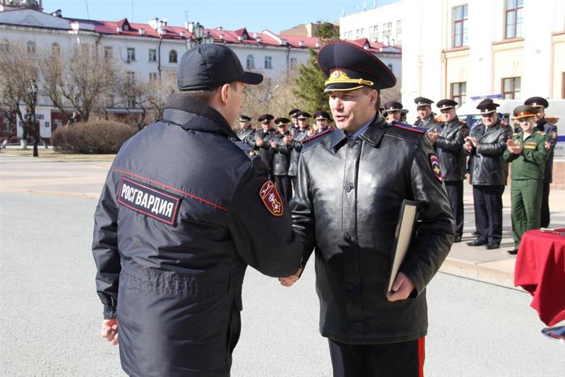 На гарнизонном разводе в Тюмени сотрудники Росгвардии отмечены медалью и дипломом