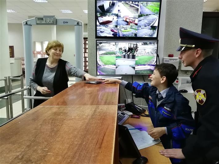 Росгвардейцы Карачаево-Черкесии провели экскурсию для воспитанника детского дома