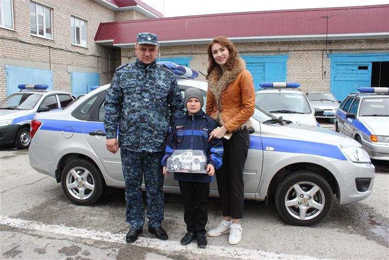 Росгвардейцы Карачаево-Черкесии провели экскурсию для воспитанника детского дома