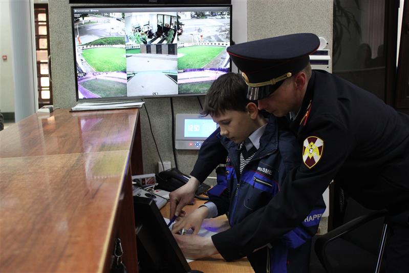 Росгвардейцы Карачаево-Черкесии провели экскурсию для воспитанника детского дома
