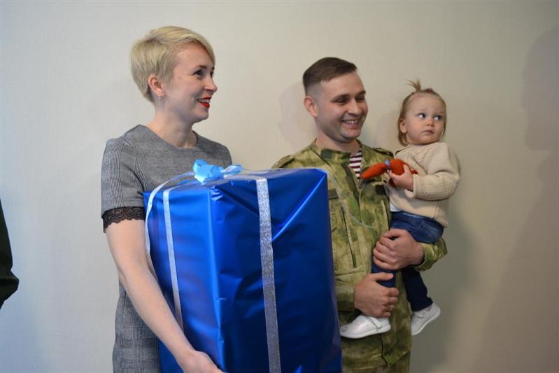 Во Владивостоке 60 семей военнослужащих и сотрудников Росгвардии стали новоселами  (фото, видео)