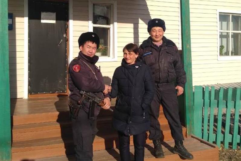 Жительница Бурятии поблагодарила росгвардейцев за помощь в тушении пожара в ее доме