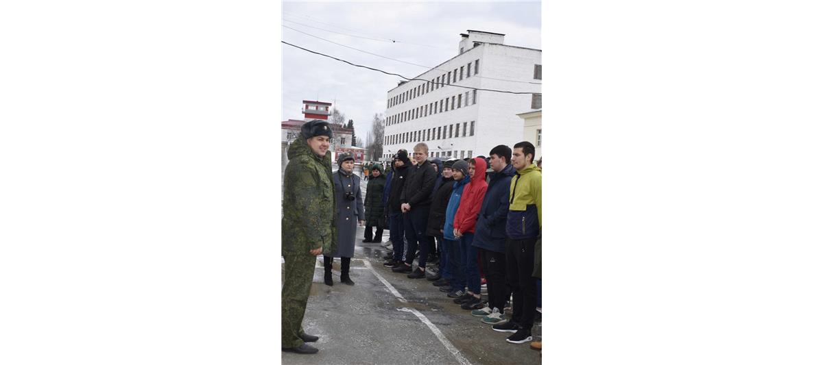 В рамках Дня призывника лесновский полк Росгвардии посетили более 300 ребят