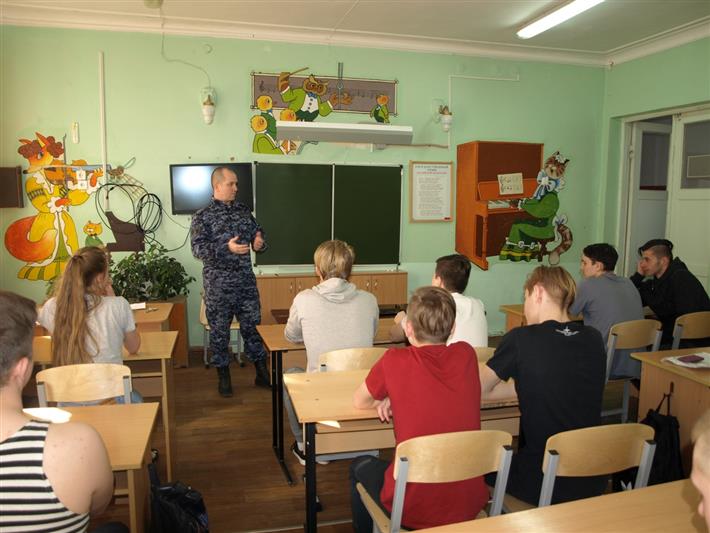 В Кирове в рамках Дня призывника росгвардейцы провели для своих подшефных урок по начальной военной подготовке