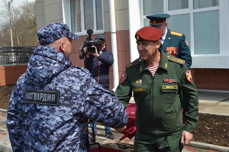 Во Владивостоке 60 семей военнослужащих и сотрудников Росгвардии стали новоселами  (фото, видео)