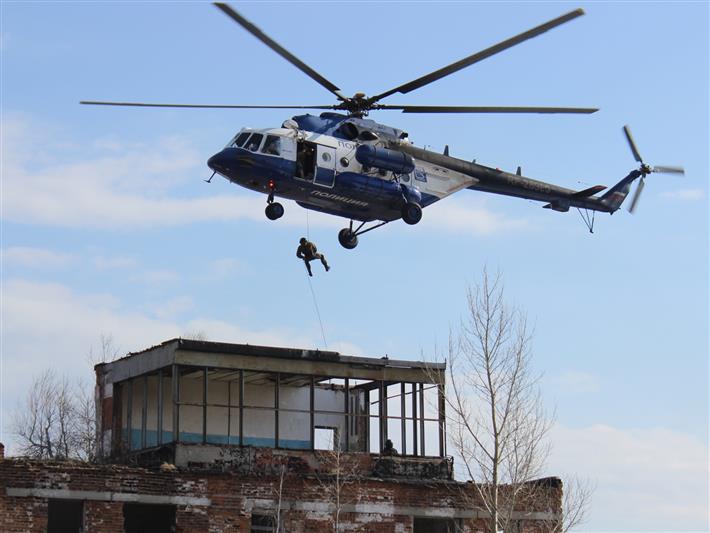 Алтайские росгвардейцы провели тренировку по беспарашютному десантированию 