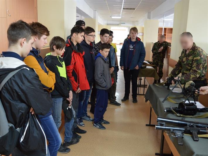 В преддверии Дня Победы ученики барнаульских школ побывали в Управлении Росгвардии по Алтайскому краю