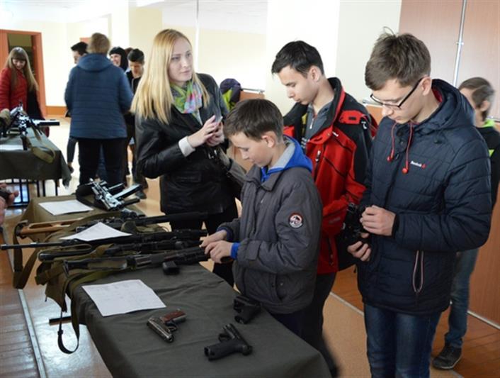 В преддверии Дня Победы ученики барнаульских школ побывали в Управлении Росгвардии по Алтайскому краю