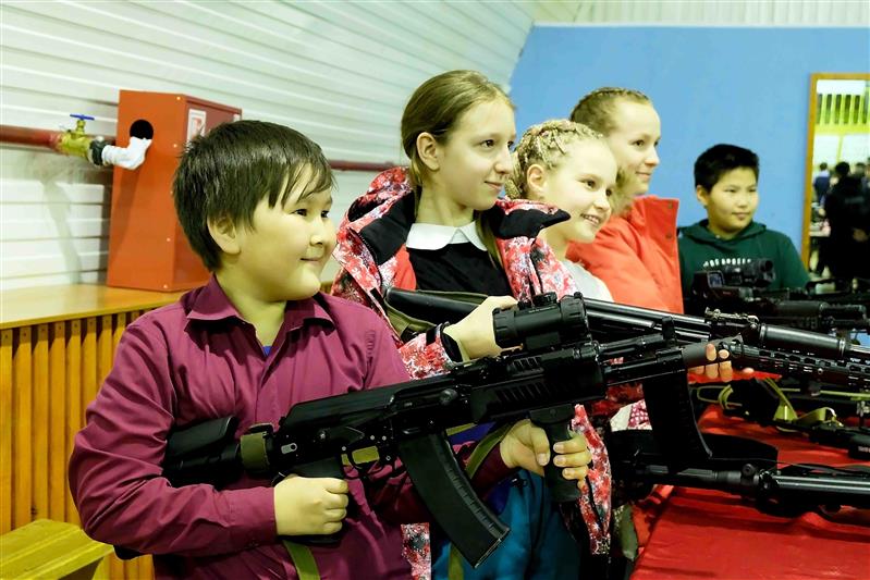 На базе якутского ОМОН состоялась акция «Легендарный оружейник Калашников» для школьников и журналистов телевидения