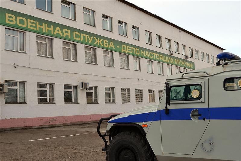В Кирове сотрудники ОМОН продемонстрировали будущим призывникам вооружение и технику 