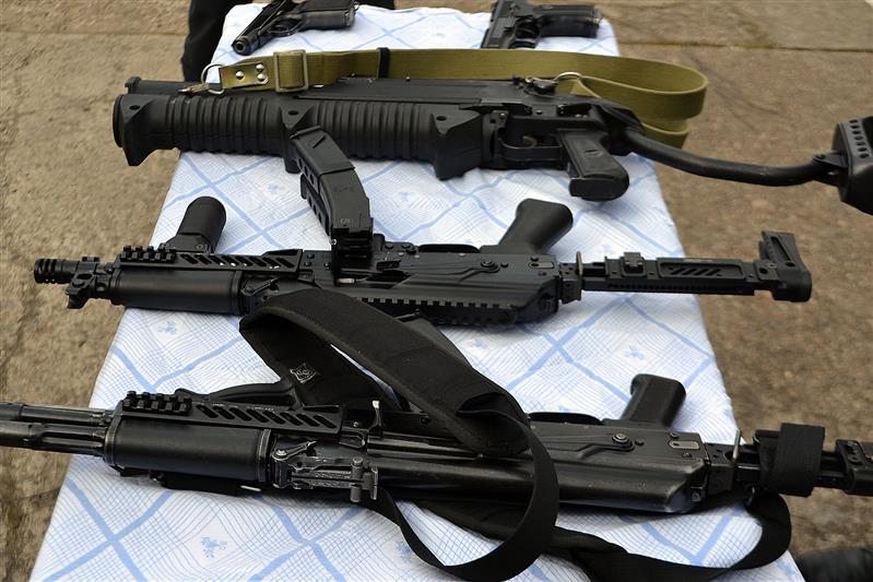 В Кирове сотрудники ОМОН продемонстрировали будущим призывникам вооружение и технику 