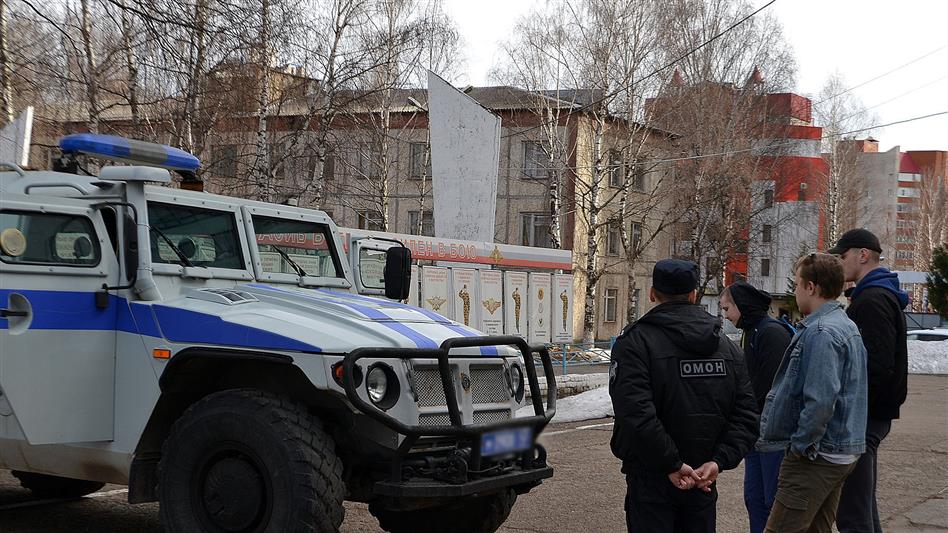 В Кирове сотрудники ОМОН продемонстрировали будущим призывникам вооружение и технику 