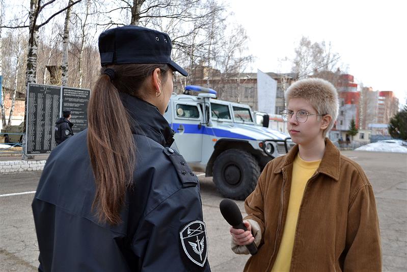 В Кирове сотрудники ОМОН продемонстрировали будущим призывникам вооружение и технику 