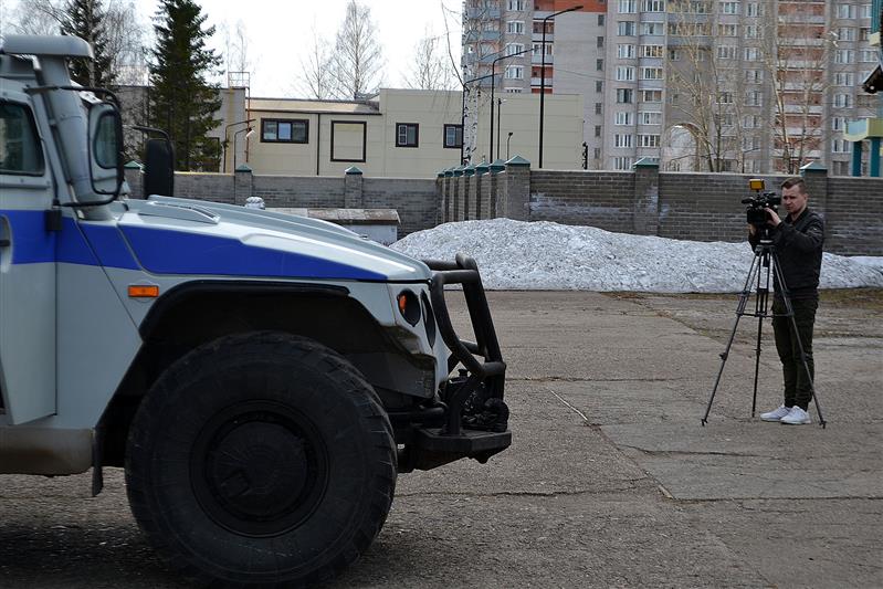 В Кирове сотрудники ОМОН продемонстрировали будущим призывникам вооружение и технику 