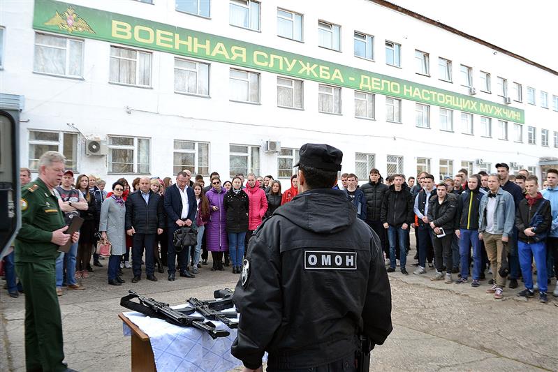 В Кирове сотрудники ОМОН продемонстрировали будущим призывникам вооружение и технику 