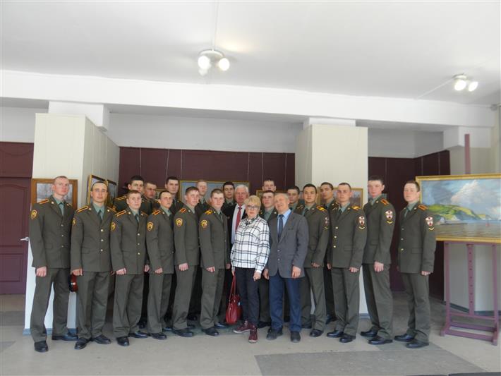Ветераны Саратовского военного института Росгвардии организовали для курсантов посещение выставки художника Руслана Лавриненко