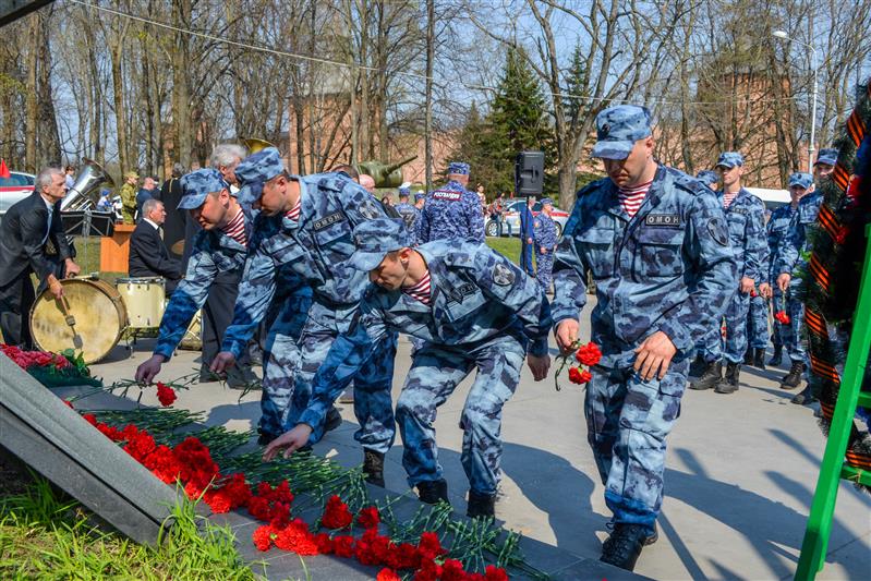 Московская и петербургская колонны автопробега Росгвардии «Вахта памяти. Сыны Великой Победы» встретились в Великом Новгороде (видео)
