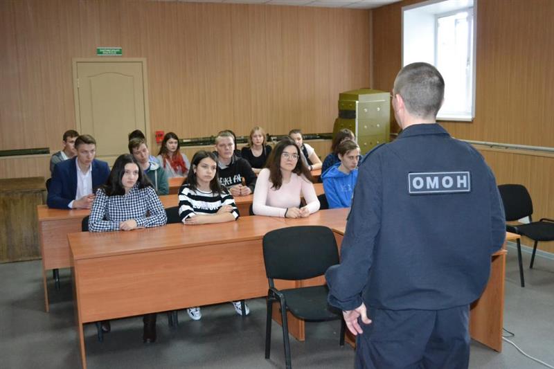 Курганский ОМОН  открыл свои двери для  учеников подшефной школы
