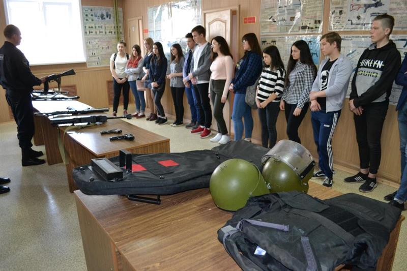 Курганский ОМОН  открыл свои двери для  учеников подшефной школы