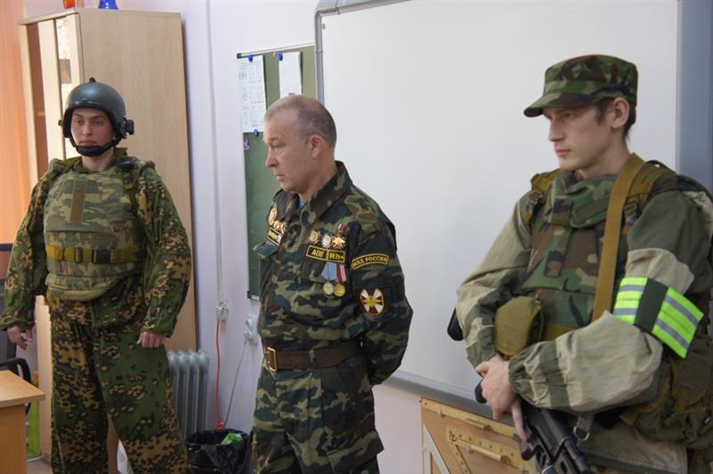 Ветераны Росгвардии и реконструкторы поведали кировским школьникам о настоящих героях
