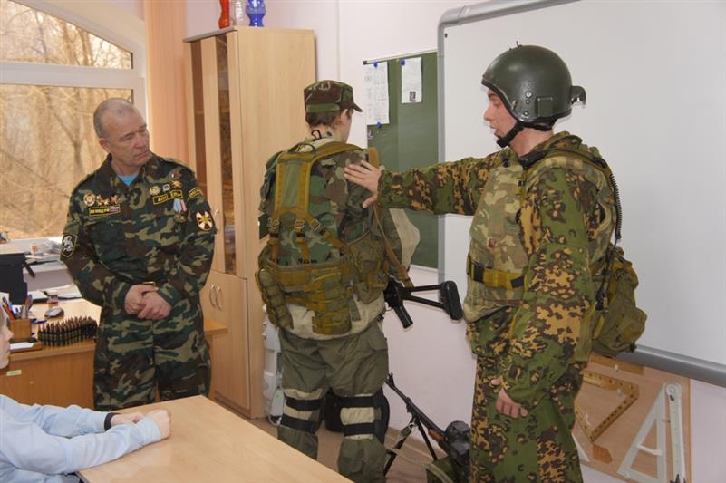 Ветераны Росгвардии и реконструкторы поведали кировским школьникам о настоящих героях