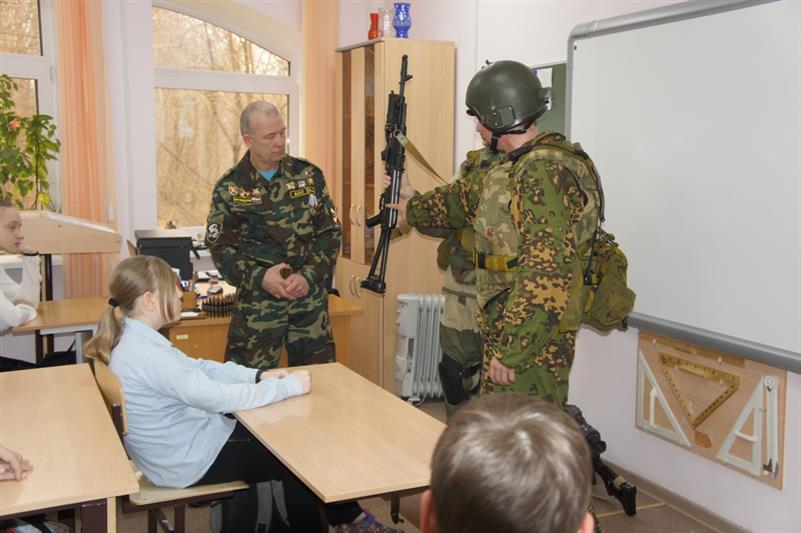 Ветераны Росгвардии и реконструкторы поведали кировским школьникам о настоящих героях
