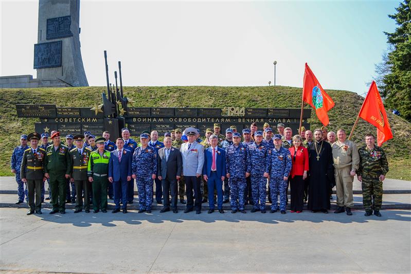Московская и петербургская колонны автопробега Росгвардии «Вахта памяти. Сыны Великой Победы» встретились в Великом Новгороде (видео)