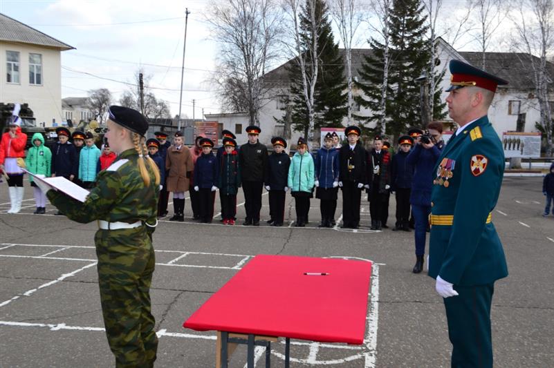 В воинской части Восточного округа Росгвардии состоялась церемония посвящения школьников в юнармейцы 