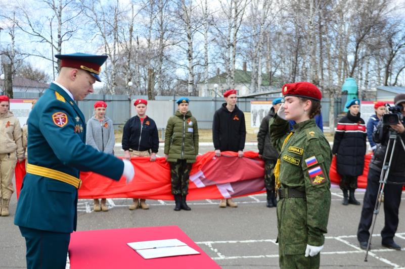 В воинской части Восточного округа Росгвардии состоялась церемония посвящения школьников в юнармейцы 