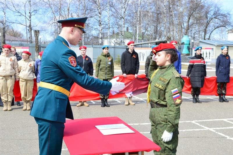В воинской части Восточного округа Росгвардии состоялась церемония посвящения школьников в юнармейцы 