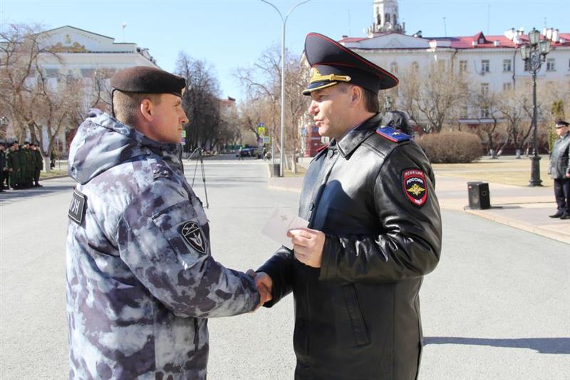 На гарнизонном разводе в Тюмени сотрудники Росгвардии отмечены медалью и дипломом