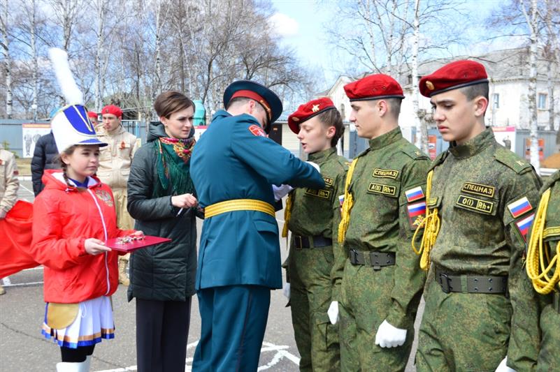 В воинской части Восточного округа Росгвардии состоялась церемония посвящения школьников в юнармейцы 