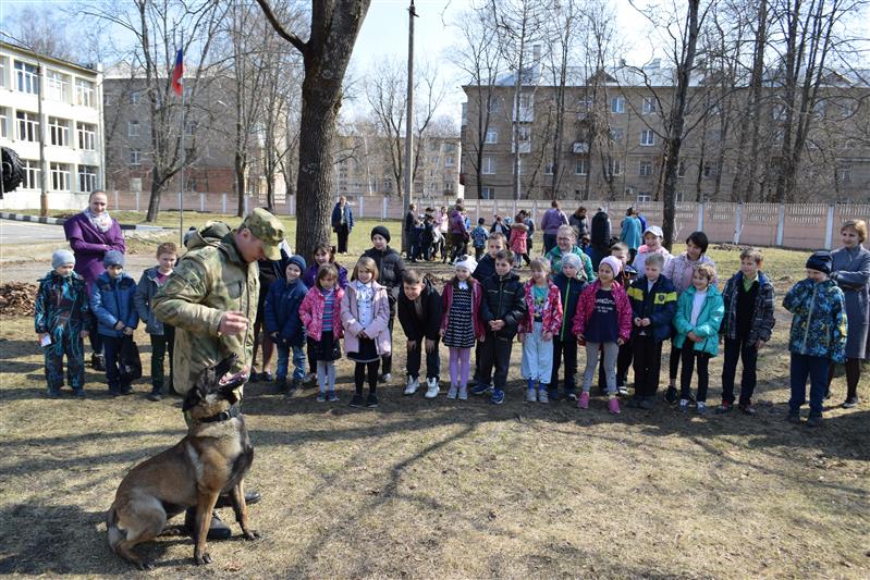 Кинологи «Витязя» со своими питомцами навестили воспитанников ногинской школы-интерната
