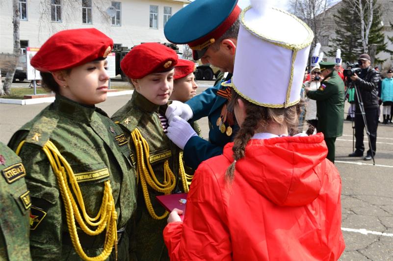 В воинской части Восточного округа Росгвардии состоялась церемония посвящения школьников в юнармейцы 