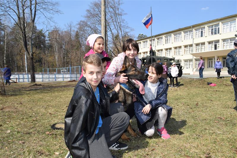 Кинологи «Витязя» со своими питомцами навестили воспитанников ногинской школы-интерната