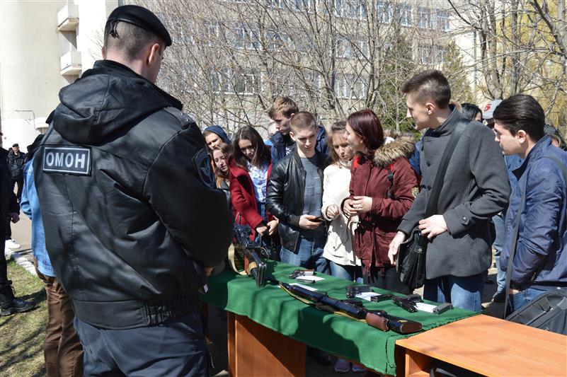 Студенты орловского аграрного университета познакомились со спецификой деятельности ОМОН