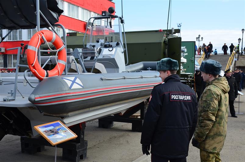Военнослужащие и сотрудники Росгвардии посетили передвижную выставку «Сирийский перелом» в Архангельске 